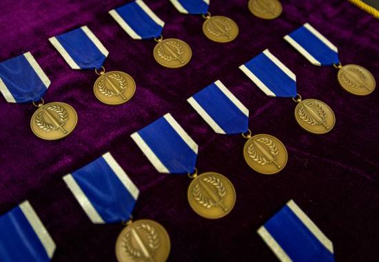Avslutningen på operasjon Highmast ble markert i Portsmouth med en medaljeseremoni. Britiske besetningsmedlemmer som har tjenestegjort om bord på KNM Roald Amundsen mottok den norske medaljen for internasjonal innsats, overrakt av Sjef Marinen, flaggkommandør Kyrre Haugen.

Seremonien anerkjenner den tette integrasjonen mellom norsk og britisk personell gjennom åtte måneder i operasjon, og understreker det sterke forsvarssamarbeidet mellom Norge og Storbritannia.