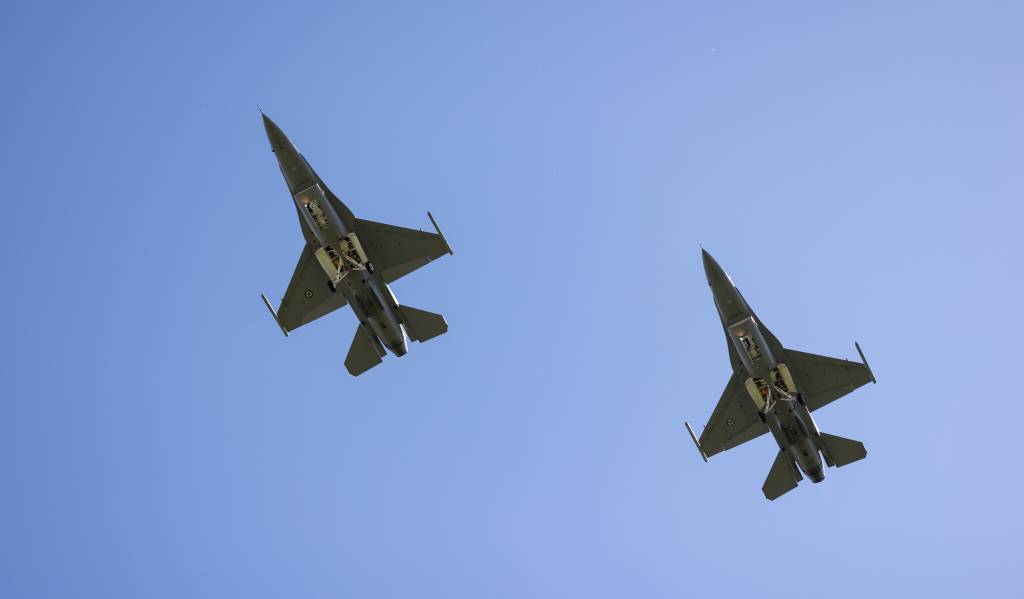 To F-16 flyr over Kjeller flystasjon under markering av siste vedlikeholdleveranse av F-16 fra KAMS til Luftforsvaret.
