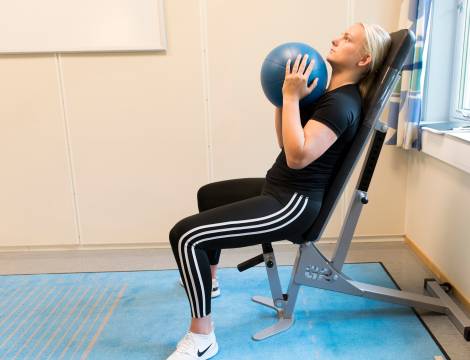 Illustrasjon sittande medisinballstøt