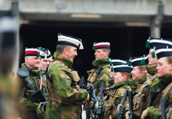 HMKG Apriloppstilling 2024. Sodater i HMKG står oppstilt på x-plass på Huseby Leir.