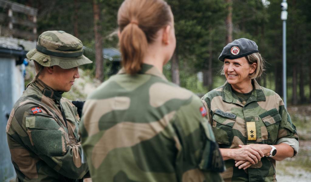 Sjef Heimevernet, generalmajor Elisabeth Michelsen, besøkte kursdeltagere på lagførerkurset ved Heimevernets skole- og kompetansesenter (HVSKS).