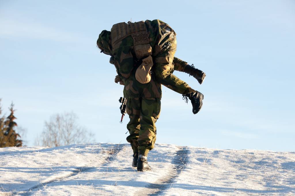 Nye soldater i sanitetskompaniet gjennomfører beretløpet på Sessvollmoen i november 2015. /Soldiers from the  medical corps during their 