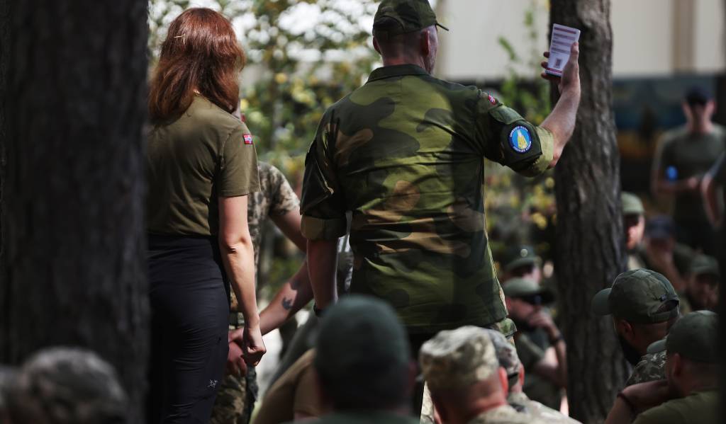 Ukrainske soldater får opplæring av Norske soldater i Camp Jomsborg i øst Polen