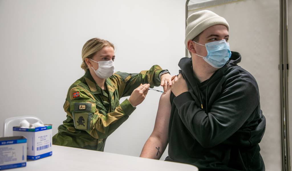 Et vaksinasjonsteam fra Forsvarets sanitet gjennomfører vaksinering i Ålesund kommune. Etter at kommunen har bedt om bistand til vaksineringen. Teamet fra saniteten vil være i Ålesund fra 28.desemeber 2021 til 14. januar 2022. Å har mål om å vaksinere over 8000 mennesker.