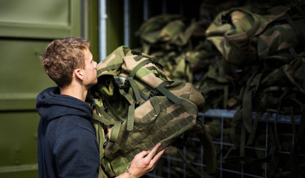 Aspirantene er ferdige i felt og leverer alt militært utstyr tilbake på depot.//The aspirants delivering their military equipment.