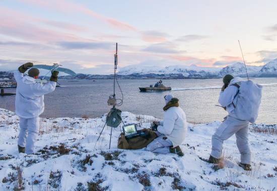 Personell fra forsvarets dronetjeneste, Finnmark Landforsvar og Artilleribataljonen støtter korvetter fra Marinen med gjennomføring av skyteøvelser i Andfjorden under øvelse Arctic Fires 2021. Samvirke mellom Sjøforsvaret, Hæren og Luftforsvaret.