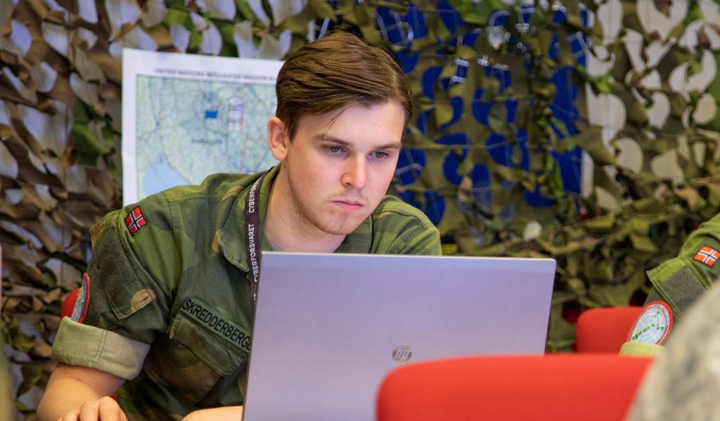Soldat med laptop