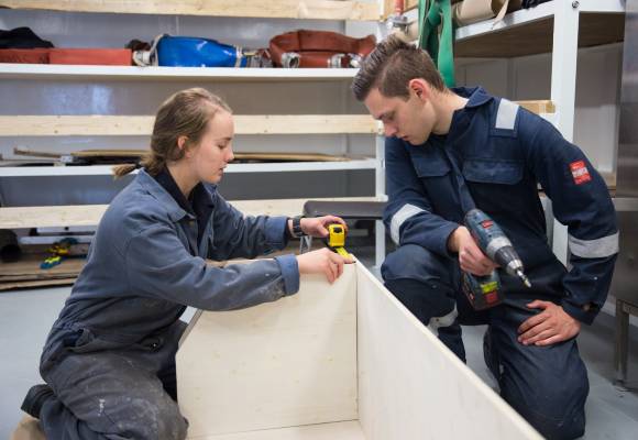 To menige på KV Svalbard bygger en hylle. / To conscripts on CGV Svalbard build a shelf.