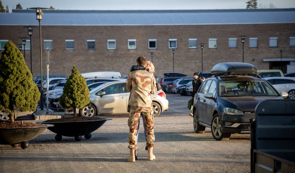 En pårøende til en av soldatene som de neste seks månedene skal være en del av NORTU 6 i Irak sier farvel før avreise på Gardermoen.