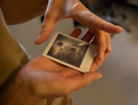 Soldat ser på gammelt fotografi