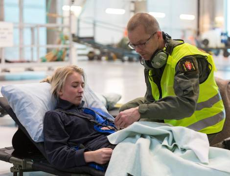 Militær lege undersøker pasient