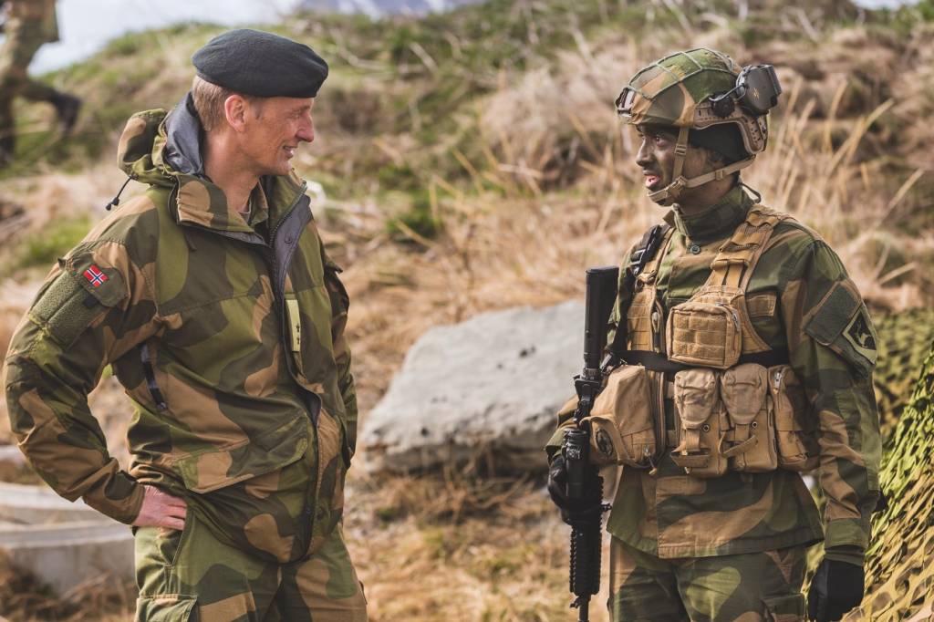 Eirik Kristoffersen i samtale med en soldat fra Kampluftvernbatteriet i Artilleribataljonen, under brigadeøvelsen Thunder Reindeer 20.