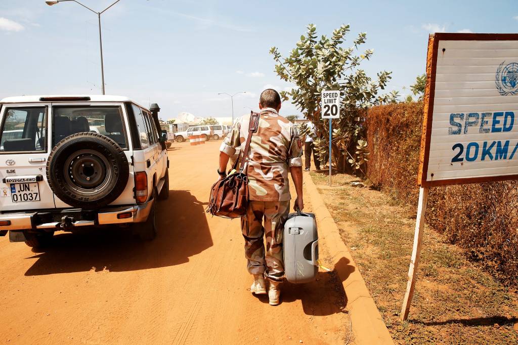 Kommandør Per Gunnar Nikolaisen på FN flyplassen i Juba, Sør-Sudan / Captain Per Gunnar Nikolaisen on the UN airport in Juba, South Sudan