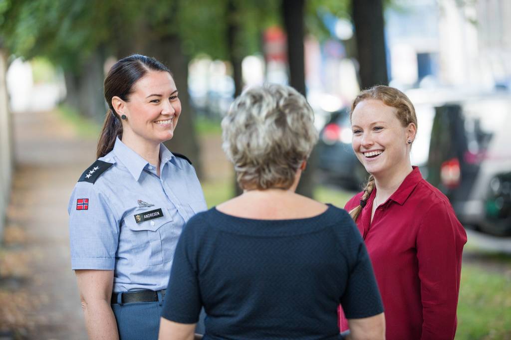Sivile og militært ansatte i Forsvaret i samtale