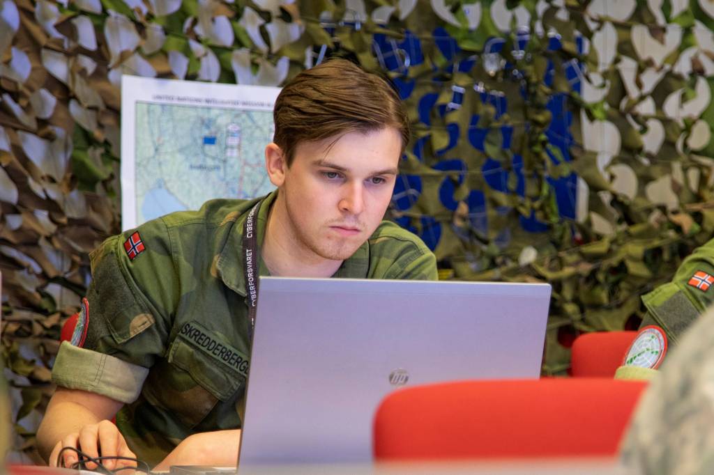 Soldat med laptop