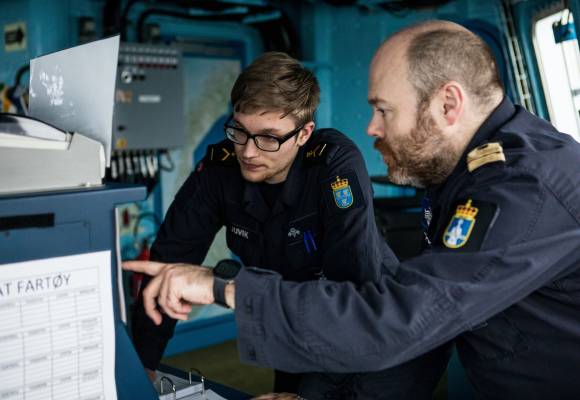 Samarbeidet mellom matroser, offiserer og menige er viktig på alle fartøy, her er to radiooperatører på KNM Helge Ingstad