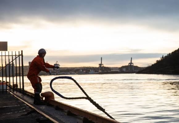 Takkelavdelingen på KNM Otto Sverdrup, flaggskip SNMG1, tar seg av alt av tauverk og sikringer om bord