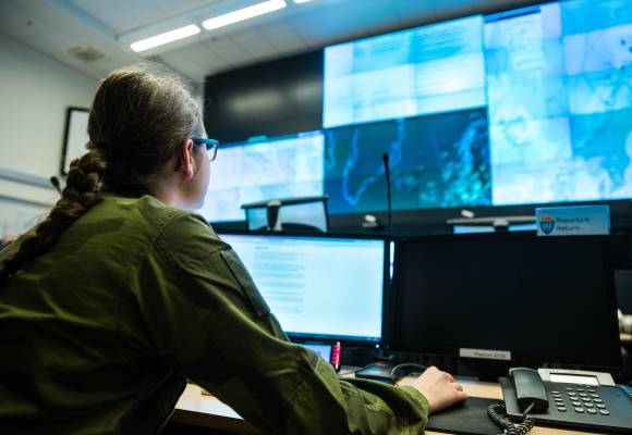 En vernepliktig soldat på jobb i Joint operation centre (JOC) i Forsvarets operative hovedkvarter. / A conscript soldier at work in the Joint operation centre (JOC) in the Norwegian Joint Headquarters.