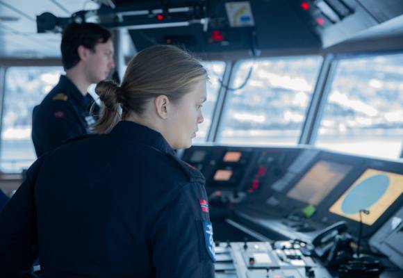 En vernepliktig følger med på bro på KNM Magnus Lagabøte under FLOTEX 19.