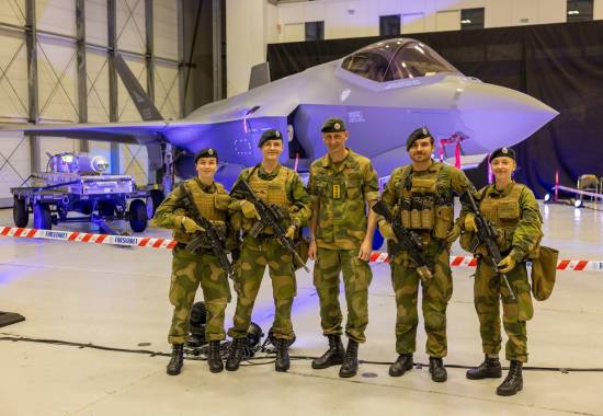 Vaktsoldater og Forsvarssjef general Eirik Kristoffersen foran JSM og F-35