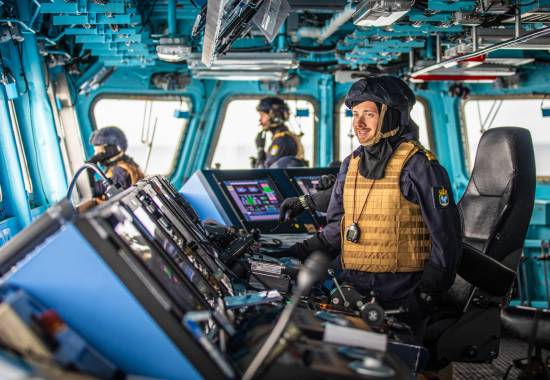 KNM Fridtjof Nasen i på Svalbard i forbindelse med årlig fregatttokt til øygruppa for å drive viktig trening i territorialfarvannet rundt Svalbard. her foregår navigasjon i et krigscenario. // HNoMS FRidtjof Nansen at Svalbard in high north during annual trip to the islands to conduct important training in the Norwegian territorial waters.
