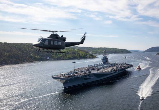 US Gerald Ford og et norsk Bell 412-helikopter