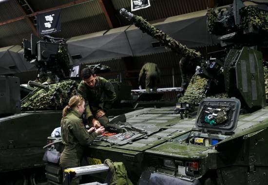 Soldater fra Porsangmoen i vedlikeholdshallen hvor de vedlikeholder sine CV90 stormapnservogner