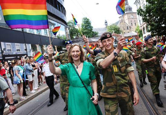 Sjef Forsvarsmateriell Gro Jære og Forsvarssjef General Eirik Kristoffersen i Pride paraden 2024 i Oslo