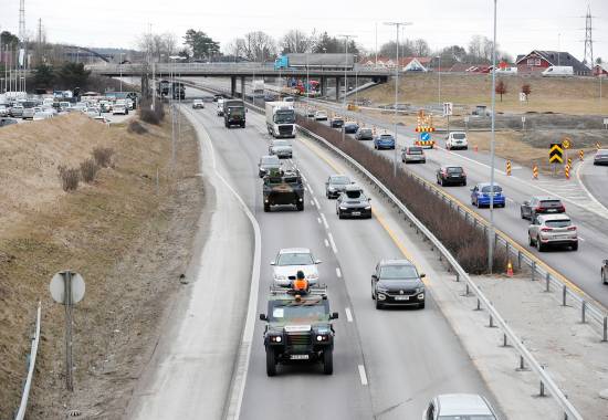 Franske militær kjøretøy på E6 over Sandesund bro i Sarpsborg i forbindelse med vinter øvelsen Cold Response 2022