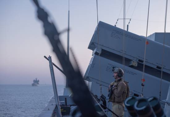 KNM Roald Amundsen og resten av den britiske hangarskipsstyrken har seilt gjennom Suez-kanalen og Rødehavet for å fortsette operasjon Highmast i Indo-Stillehavet.
 
I åtte måneder deltar fregatten KNM Roald Amundsen på operasjon Highmast i UK Carrier Strike Group 25 ledet av HMS Prince of Wales. Operasjonen gjør oss tettere integrert med en av våre viktigste allierte, samtidig som vi bidrar til å opprettholde sikkerhet og navigasjonsfrihet i områder som er viktige for en sjøfartsnasjon som Norge.