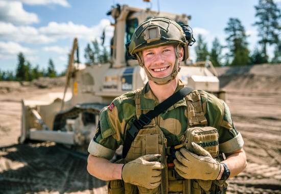 En elev ved ingeniørutdanningen på Krigsskolen under en øvelse på Rena