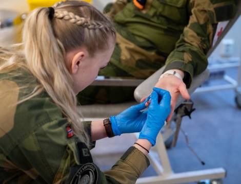 Flysoldat Karoline Eriksen tar blodprøve av flysoldat på sykestua tilhørende Ørland flystasjon, 132 luftving.  *** Local Caption *** Basic Airman Karoline Eriksen performing a blood test from Basic Airman at the 132 Air Wing medical facility at Oerland.