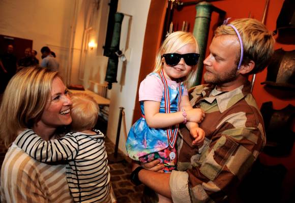 Eirik Bjerke-Hansen sammen med familien etter hjemkomst fra Afghanistan. Her sammen med kona Ingrid Bjerke-Hansen og barna Synne Bjerke-Hansen (4) og Bendik Bjerke-Hansen (2 1/2) under en medaljesermoni i Fanehallen på Akershus festning
