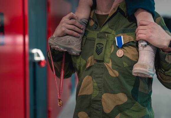 De norske instruktørene fra Interflex-kontingent 8 ble gjenforent med familie og venner etter flere måneder i England, der de har trent ukrainske soldater.
Under gjenforeningen mottok de Forsvarets medalje for internasjonale tjeneste, utdelt av sjefen for Heimevernet, Frode Ommundsen. Barna fikk også hjemmeheltmedaljen som en anerkjennelse for deres tålmodighet og støtte.