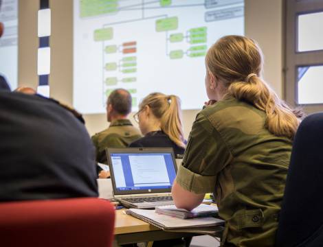 Forsvarets stabsskole (FSTS) gjennomførte i mai/juni 2017 øvelse Joint Effort på Jørstadmoen. Øvelsen utfordrer studentene til å omsette akademisk kompetanse til praktisk gjennomføring i å planlegge, lede og gjennomføre militære fellesoperasjoner. // Exercise Joint Effort was held by the Norwegian Defence Command and Staff College in May/June of 2017. The exercise challenges students to translate academic skills into practical implementation in planning, commanding and conducting joint military operations.