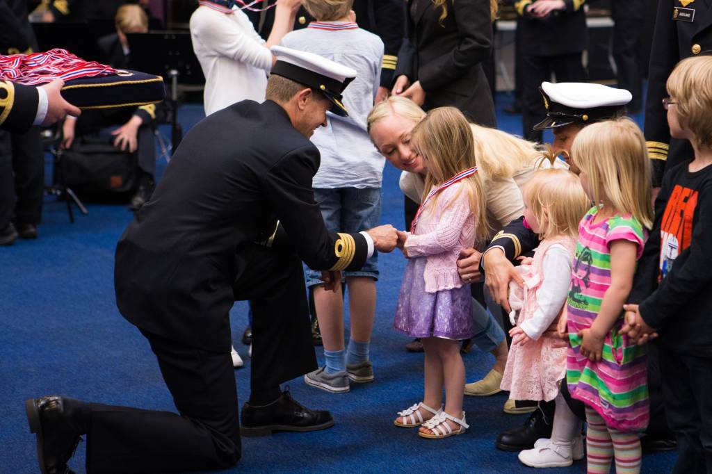 Det ble delt ut hjemmeheltmedalje til barna fra besetningen.