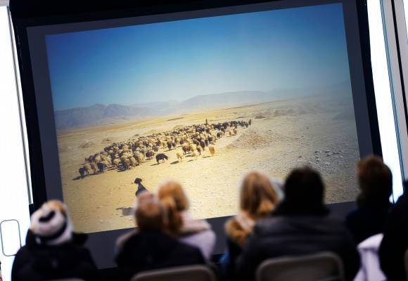 Medaljesermoni for soldater som har tjenestegjort 6 måneder i ISAF styrken Afghanistan under en høytidelig sermoni på Gardermoen militære flystasjon. Familie og venner fikk se bilder fra Afghanistan før medaljesermonien startet