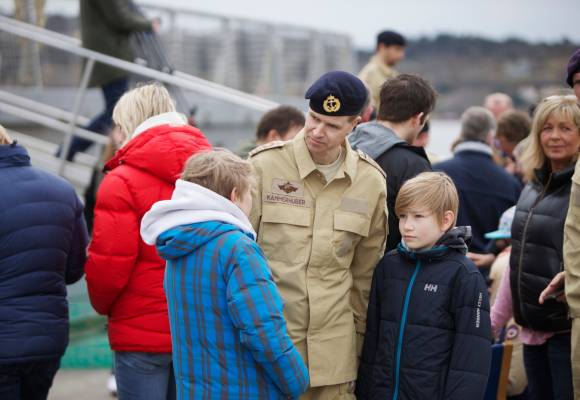 Mannskap på KNM Fridtjof Nansen tar farvel med påreørende under en seremoni i forbindelse med utreise til det Indiske hav og Operation Ocean Shield
Crew at the Norwegian Frigate KNM Fridtjof Nansen leaving for Operation Ocean Shield in the Indian Ocean