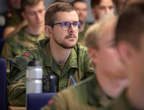 Cybertekniker-elevene får undervisning fra instruktører ved KNM Tordenskjold på Haakonsvern i Bergen.