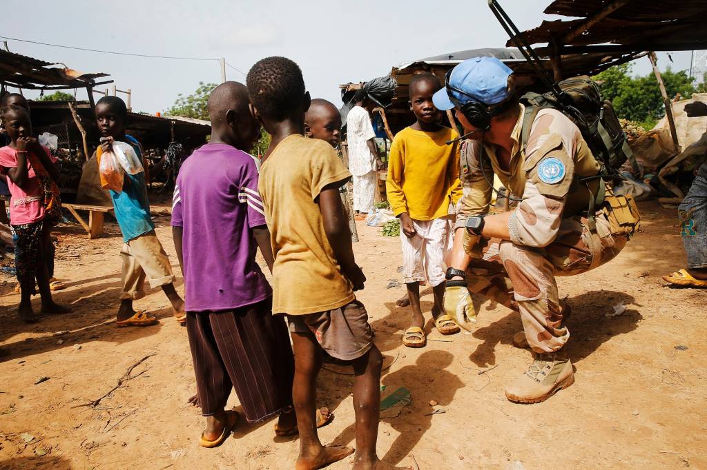 FAST gruppen (Fly Away Security Team) på fot patrulje i en landsby nær flyplassen i Bamako, Mali / FAST team (Fly Away Security Team) on a foot patrol in a village near the airport in Bamako, Mali