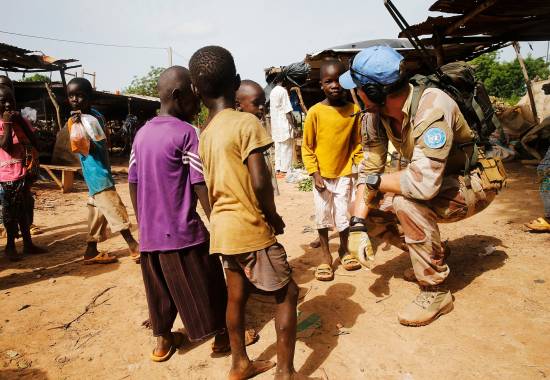 FAST gruppen (Fly Away Security Team) på fot patrulje i en landsby nær flyplassen i Bamako, Mali / FAST team (Fly Away Security Team) on a foot patrol in a village near the airport in Bamako, Mali