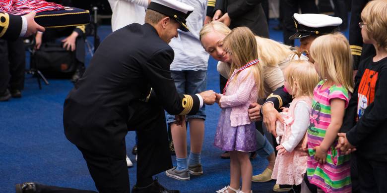 Det ble delt ut hjemmeheltmedalje til barna fra besetningen.