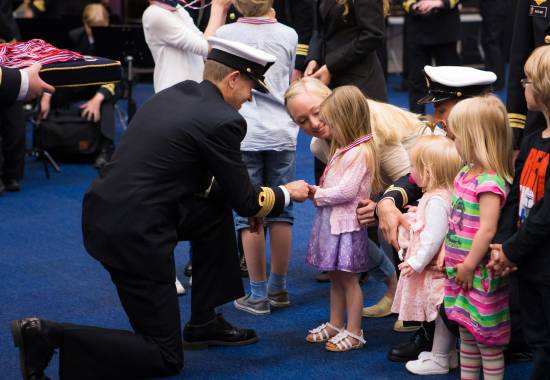 Det ble delt ut hjemmeheltmedalje til barna fra besetningen.