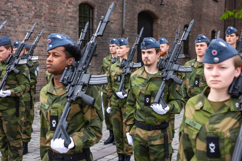 Sjef Luftforsvaret, generalmajor Rolf Folland, taler og legger ned krans ved Luftforsvarets minnemonument på Akershus Festning.