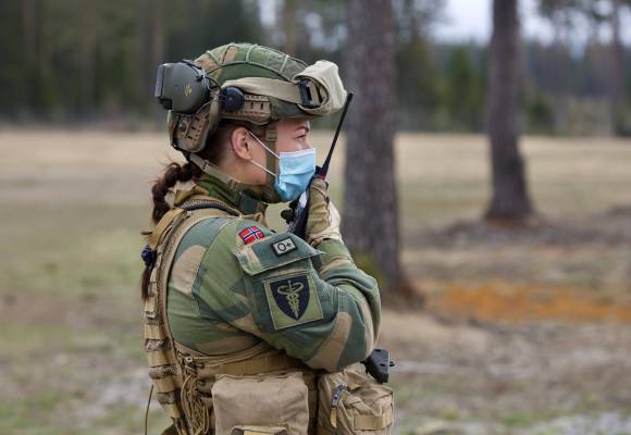 Sanitetssoldat snakker på samband