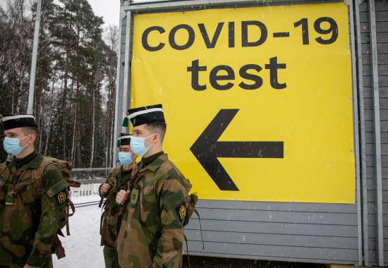 Personell fra Hæren og Heimvernet gjør seg klar og starter testing av personer som kommer til Norge fra Svergie ved Svinesund.