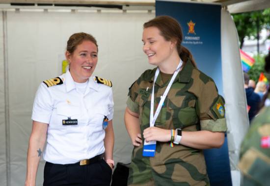Forsvarets Feltlivssynshumanist 
Orlogskaptein Ida Helene Henriksen og Anette Hyldmo på standen til Forsvaret under Pride
