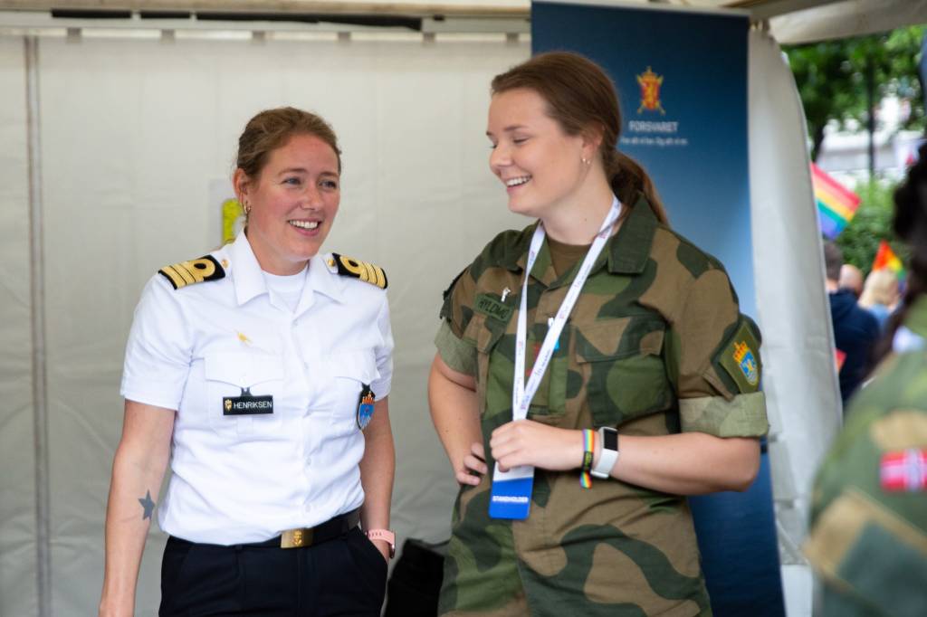 Forsvarets Feltlivssynshumanist 
Orlogskaptein Ida Helene Henriksen og Anette Hyldmo på standen til Forsvaret under Pride