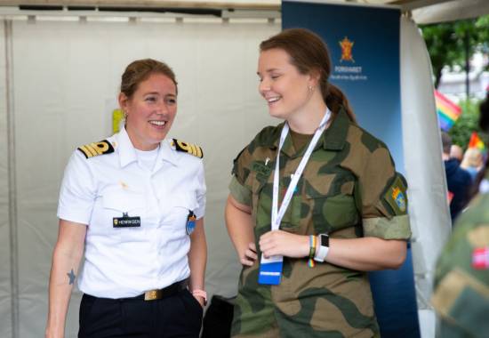 Forsvarets Feltlivssynshumanist 
Orlogskaptein Ida Helene Henriksen og Anette Hyldmo på standen til Forsvaret under Pride