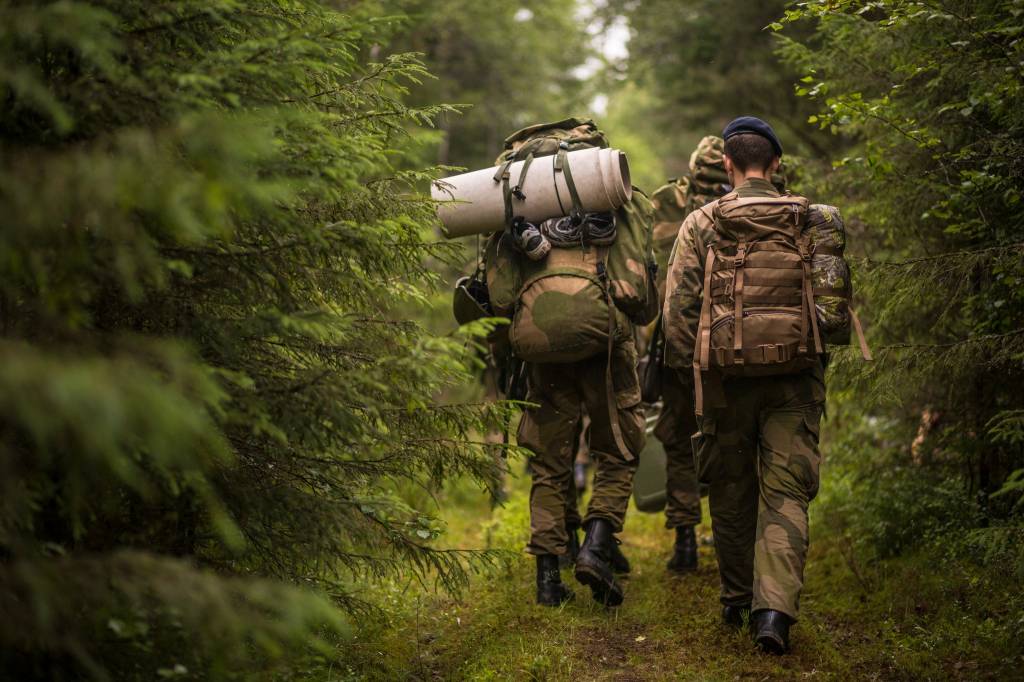 Sjøforsvaret sendte sine aspiranter ut på nattmarsj for å markere starten på fase to av Forsvarets Opptak og Seleksjon.
//
The Royal Norwegian Navy sent their aspirants out marching to mark the beginning of the second phase of The Armed Forces Recruitment and Selection Process.
